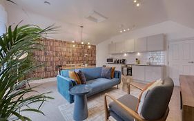 Beautiful Apartment On The Historic Rows